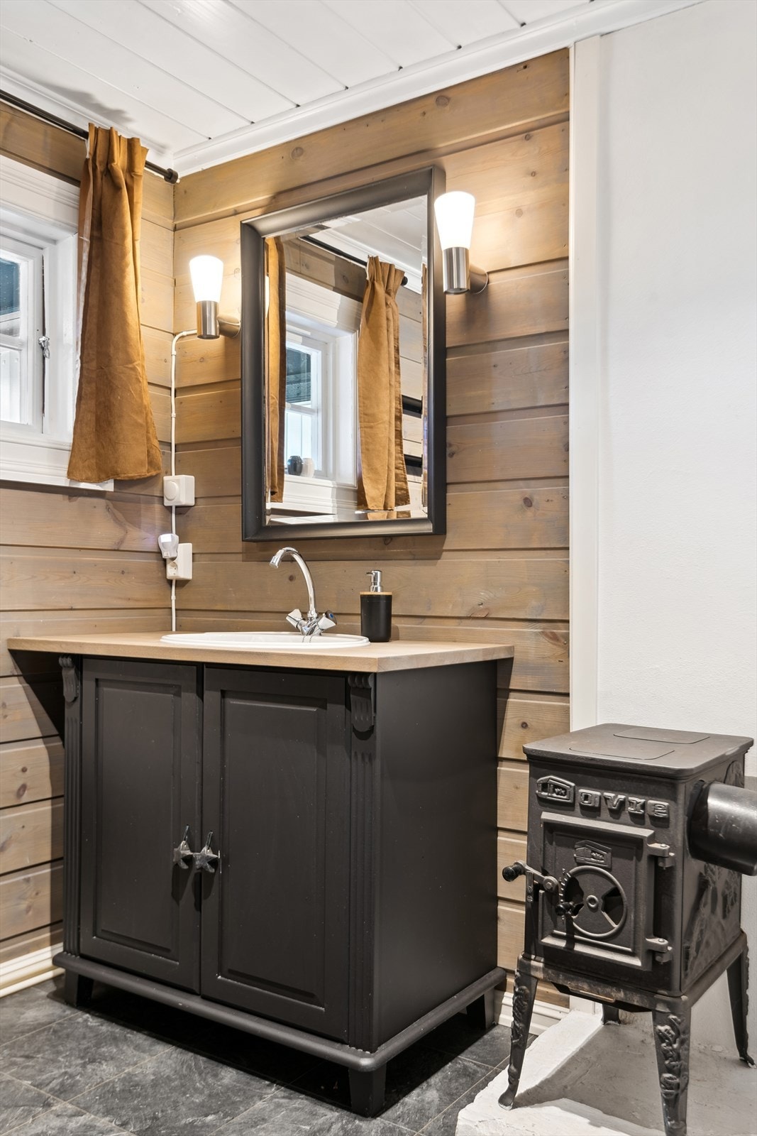 Oppvarming med egen vedovn i rommet Galleribilde