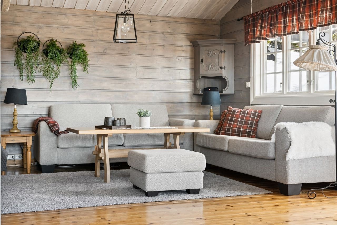 Lakkerte tregulv og overflatebehandlede vegger og tak Galleribilde