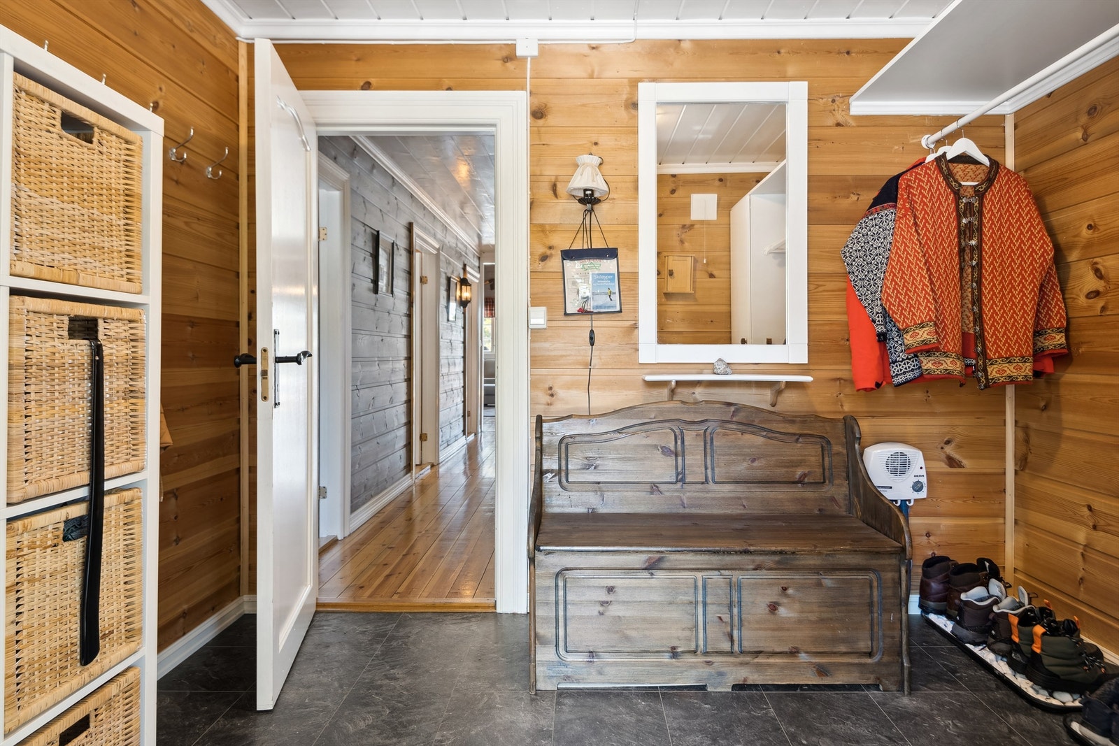 Entré - Den nye gangen er etablert i 2014 (opprinnelig det 4. soverommet) Galleribilde