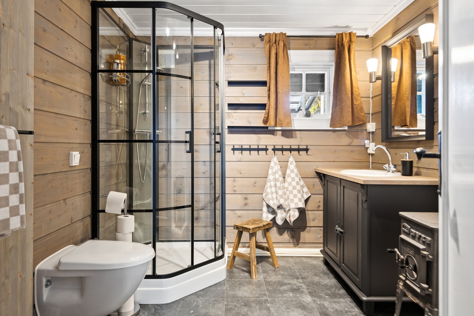 Hygienerom fra 2014 med alt du trenger på hytta Galleribilde