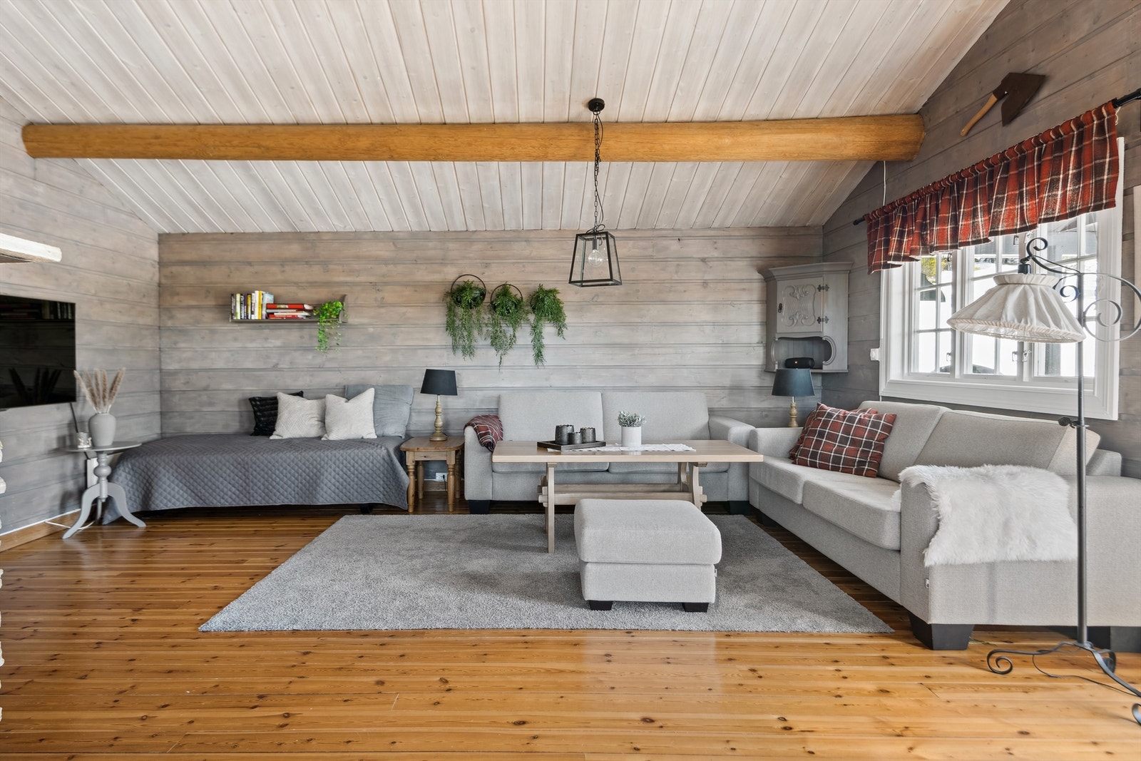 Stuen har plass for en stor sofagruppe Galleribilde