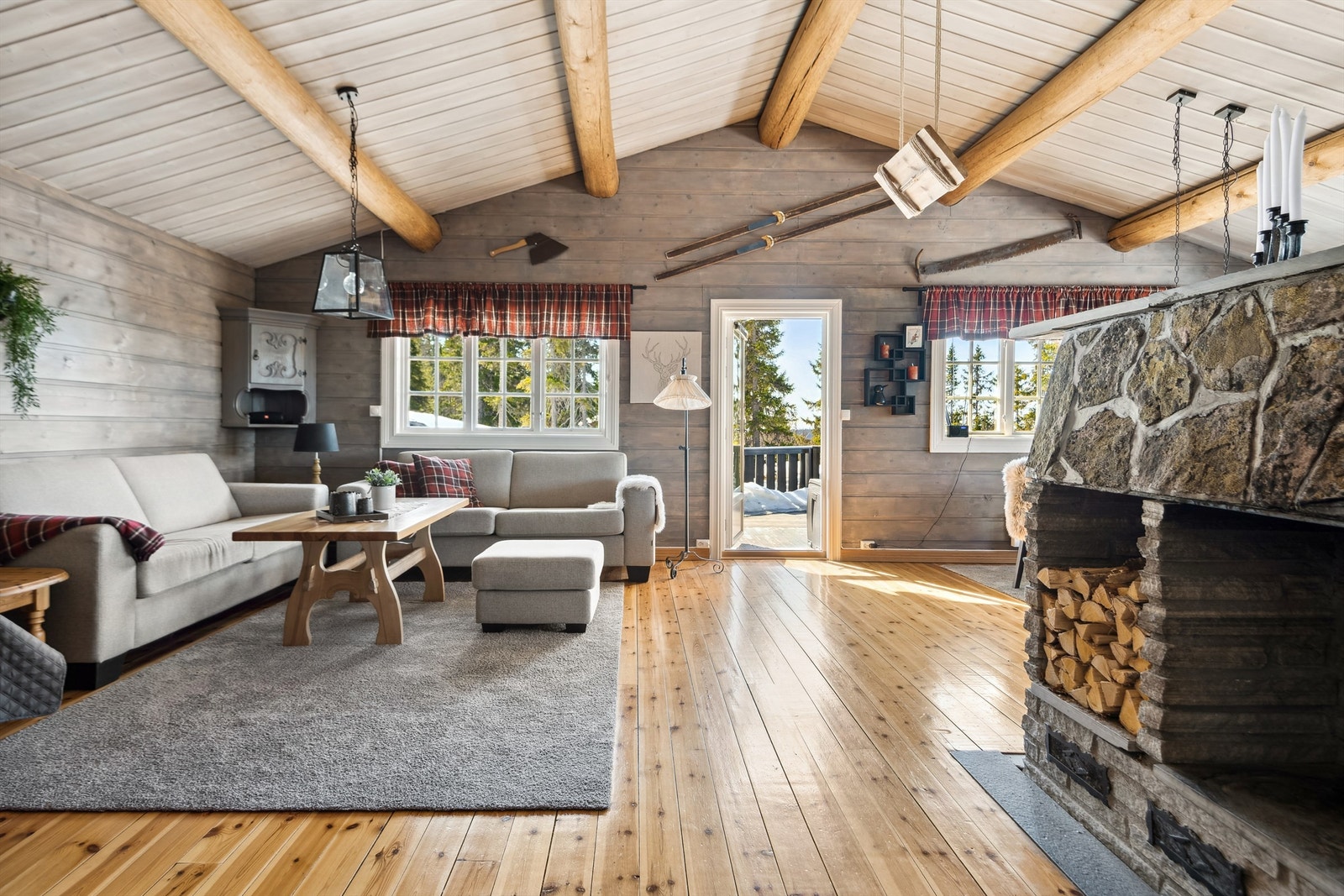 Pen og romslig hytte fra 1980-tallet med en meget god takhøyde i stue/kjøkken Galleribilde