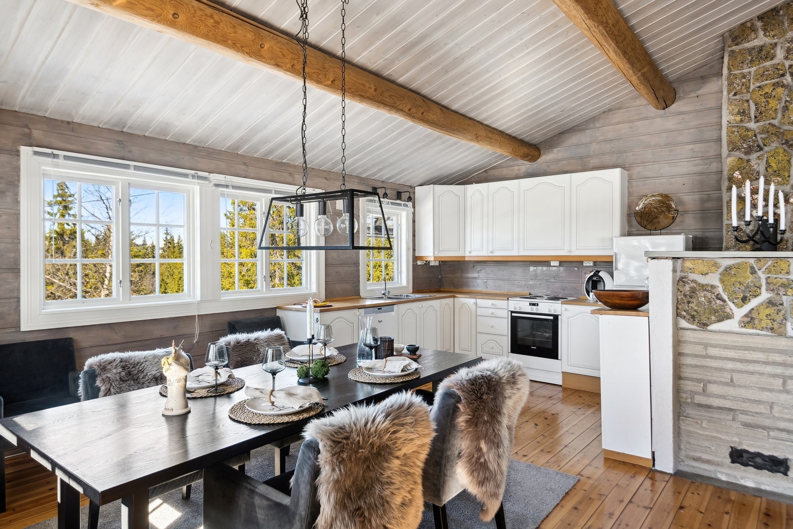 Et trivelig kjøkken med god skapplass Galleribilde