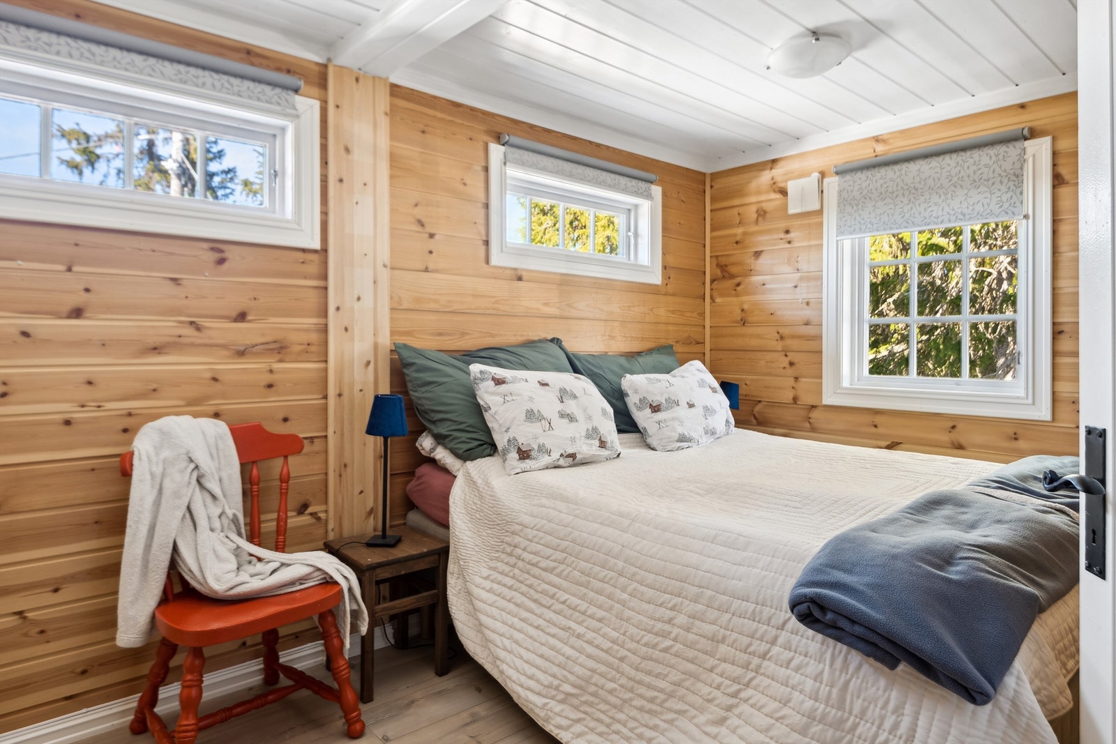 Opprinnelig bod - Innredet til soverom i forbindelse med etablering av nytt inngangsparti i 2014 - Rommet er ikke søkt bruksendret og er ikke godkjent til varig opphold Galleribilde