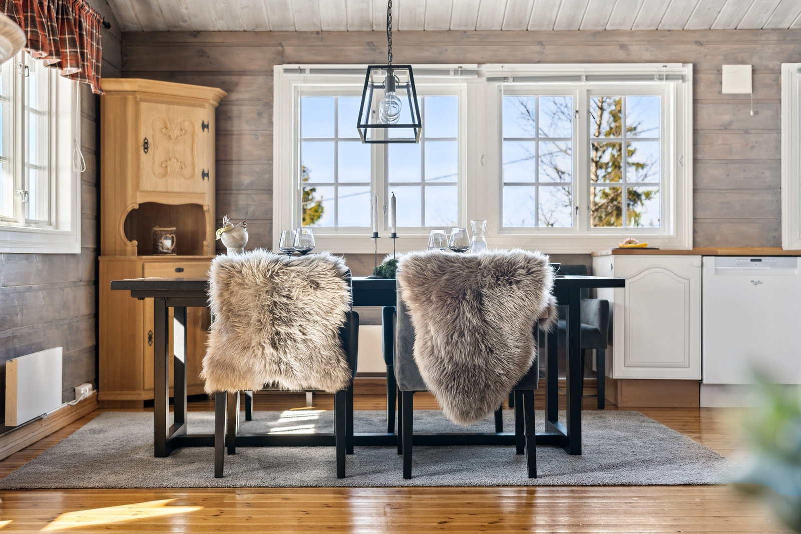 Spiseplass med naturlig tilknytning til kjøkkenhjørnet Galleribilde