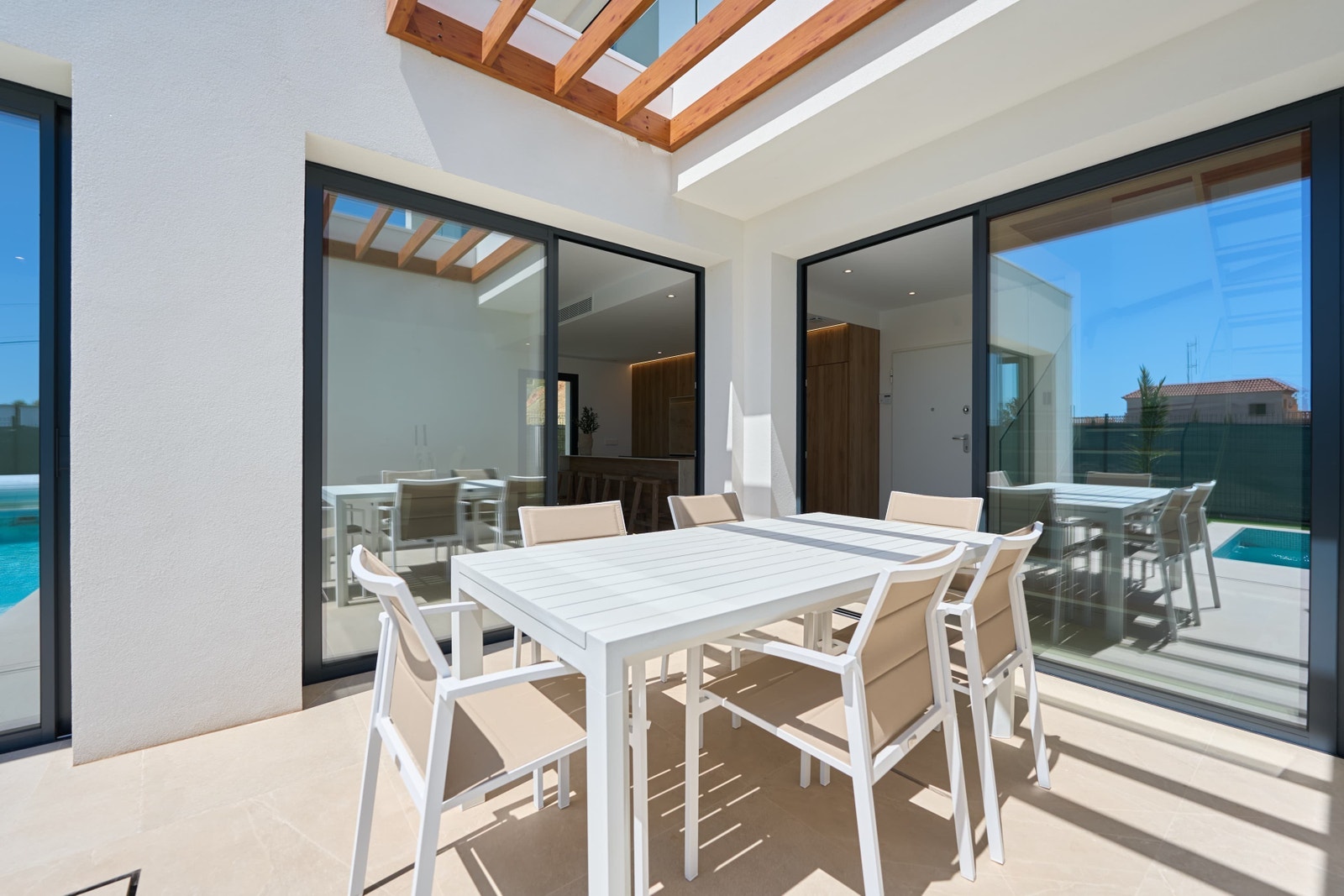 Sklisikre fliser utendørs i samme materiale som innendørs skaper en sømløs ute/inne følelse Galleribilde