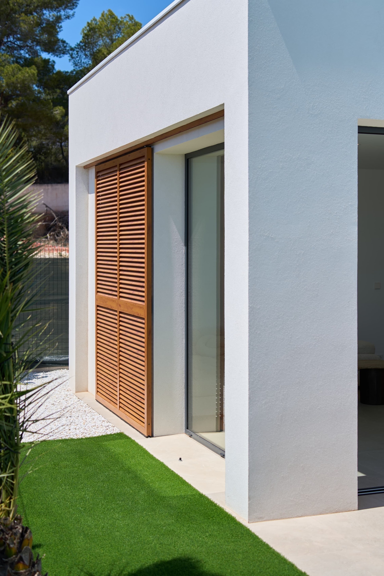 Shutters i aluminium kan skyves forbi vinduet for solskjerming Galleribilde