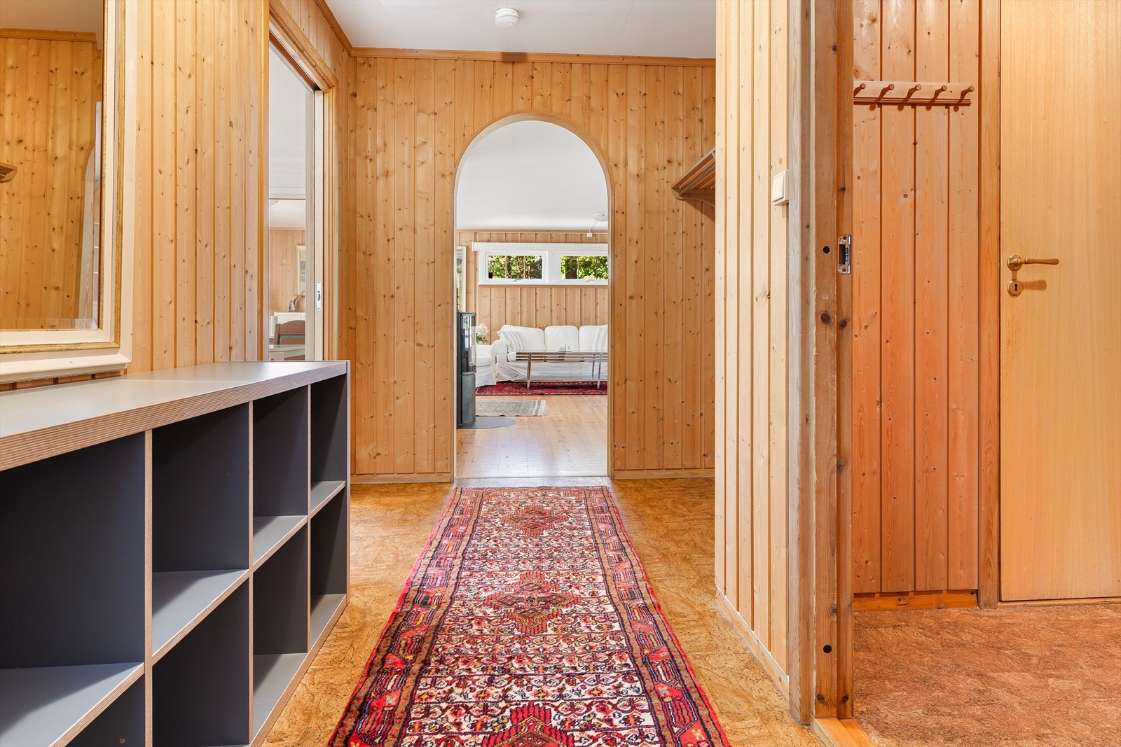 Fra gang inn mot stue/kjøkken. Galleribilde