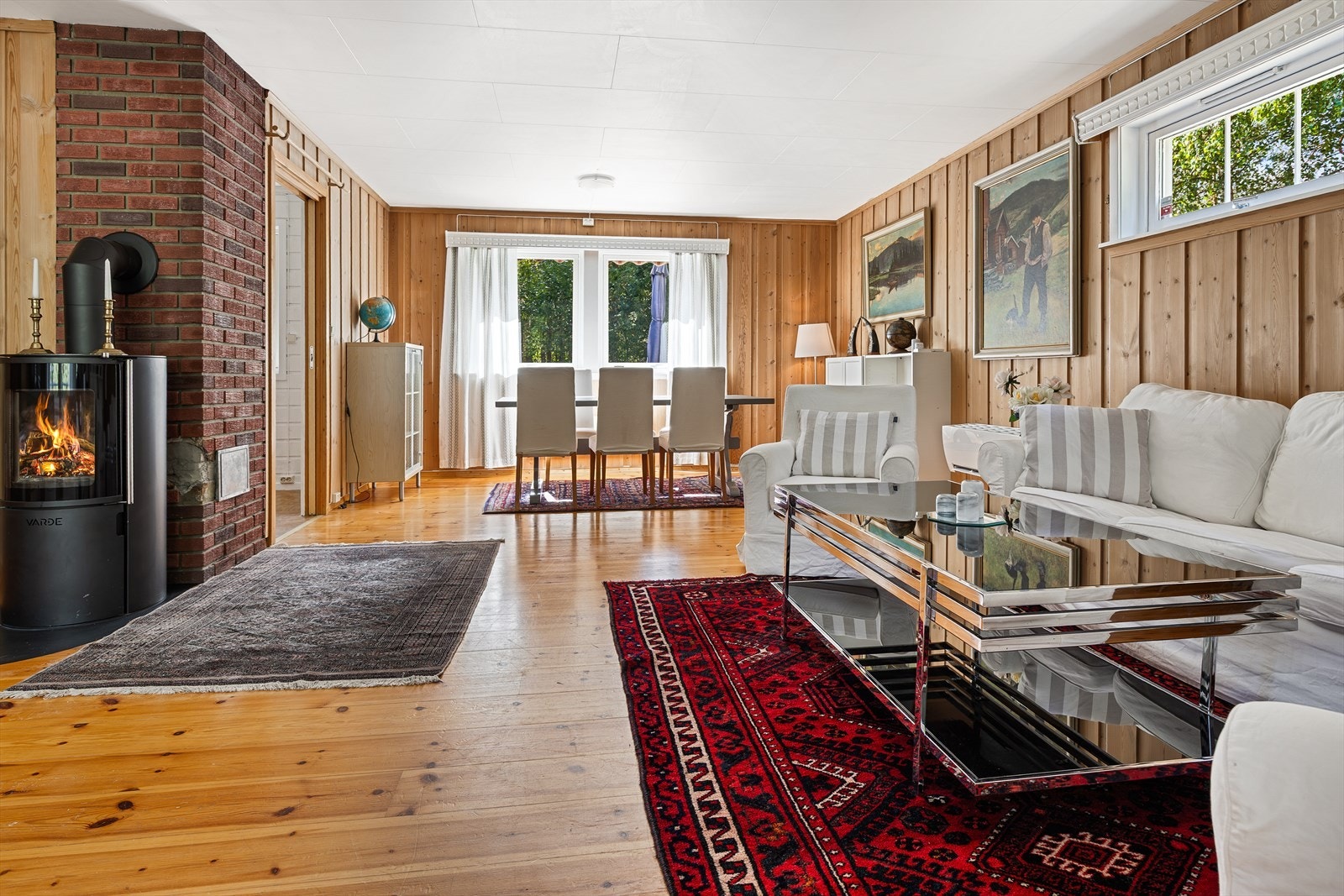 Stue og spisestue i åpen løsning. Galleribilde