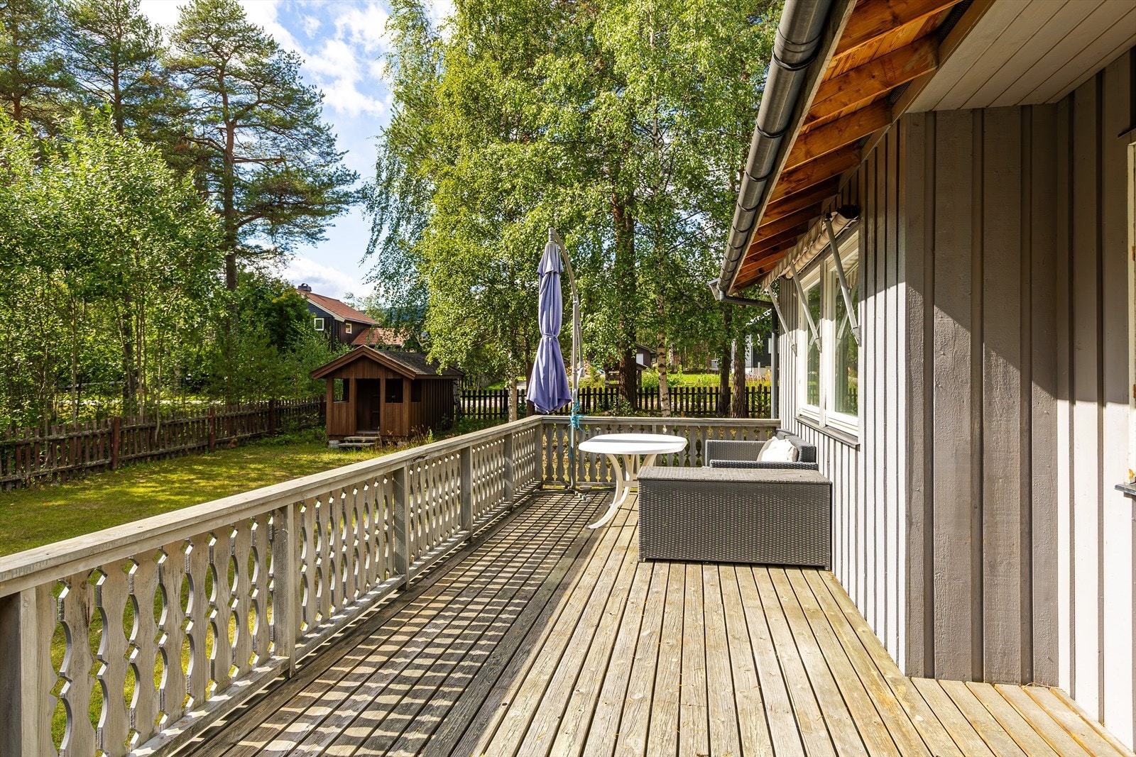 Romslig veranda med god plass. Galleribilde