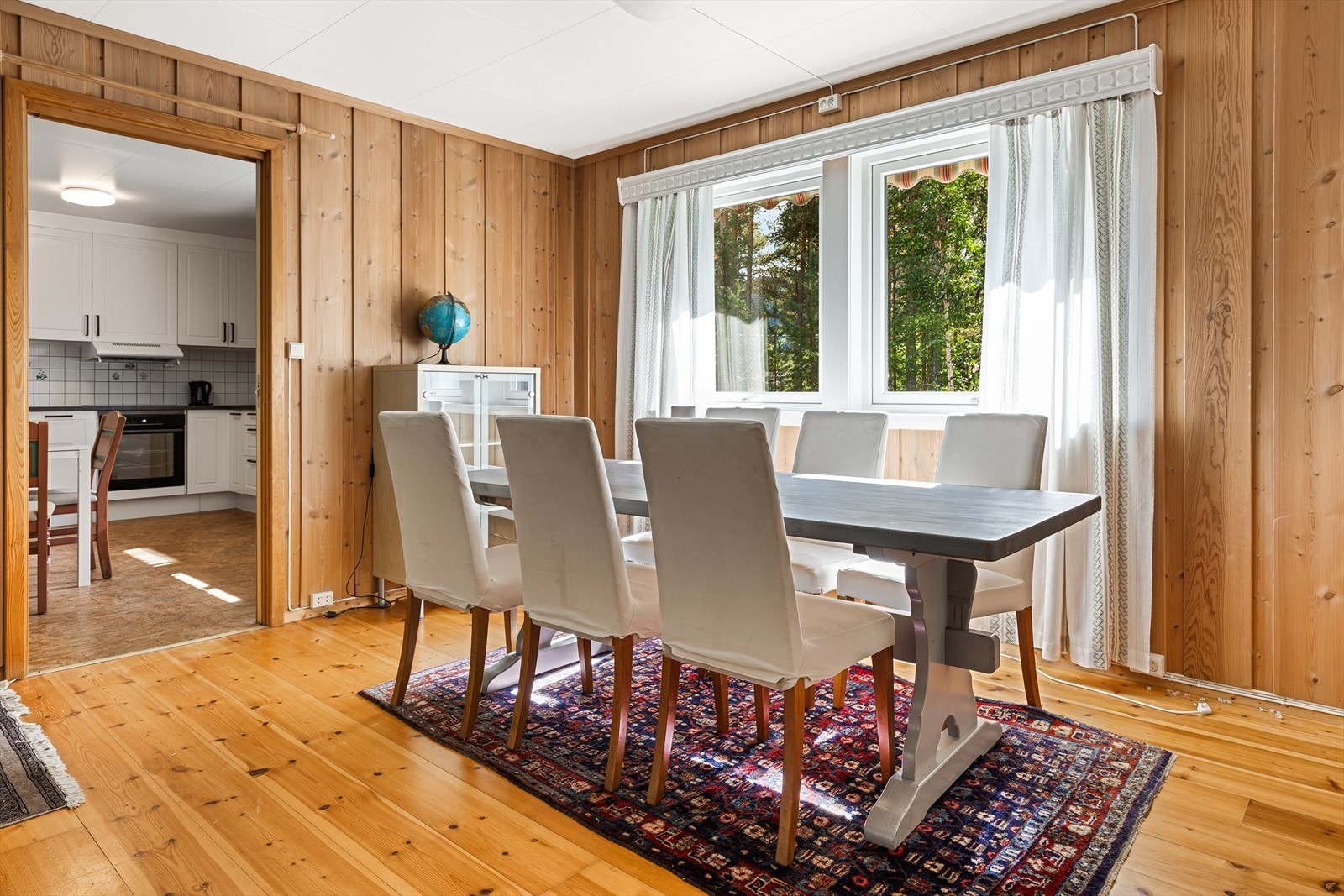 Praktisk plassert ved kjøkkenet. Galleribilde