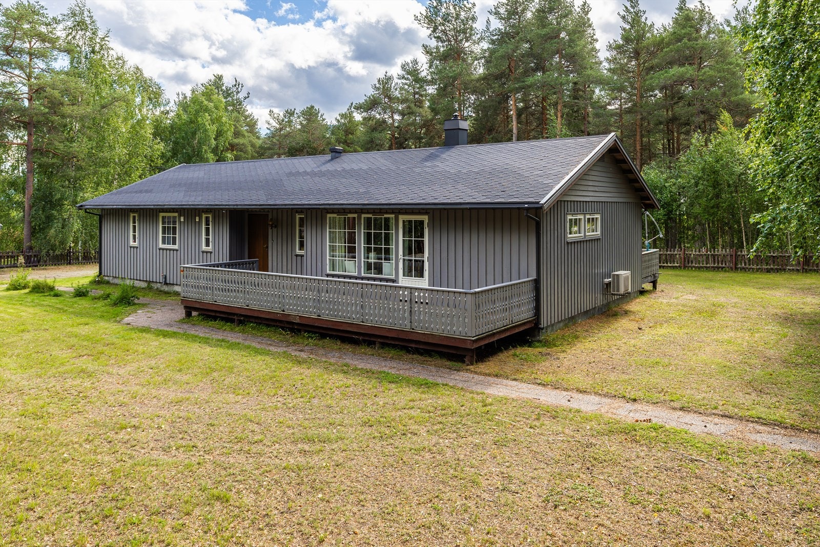 Enebolig med sentrumsnær beliggenhet i Heidal. Galleribilde