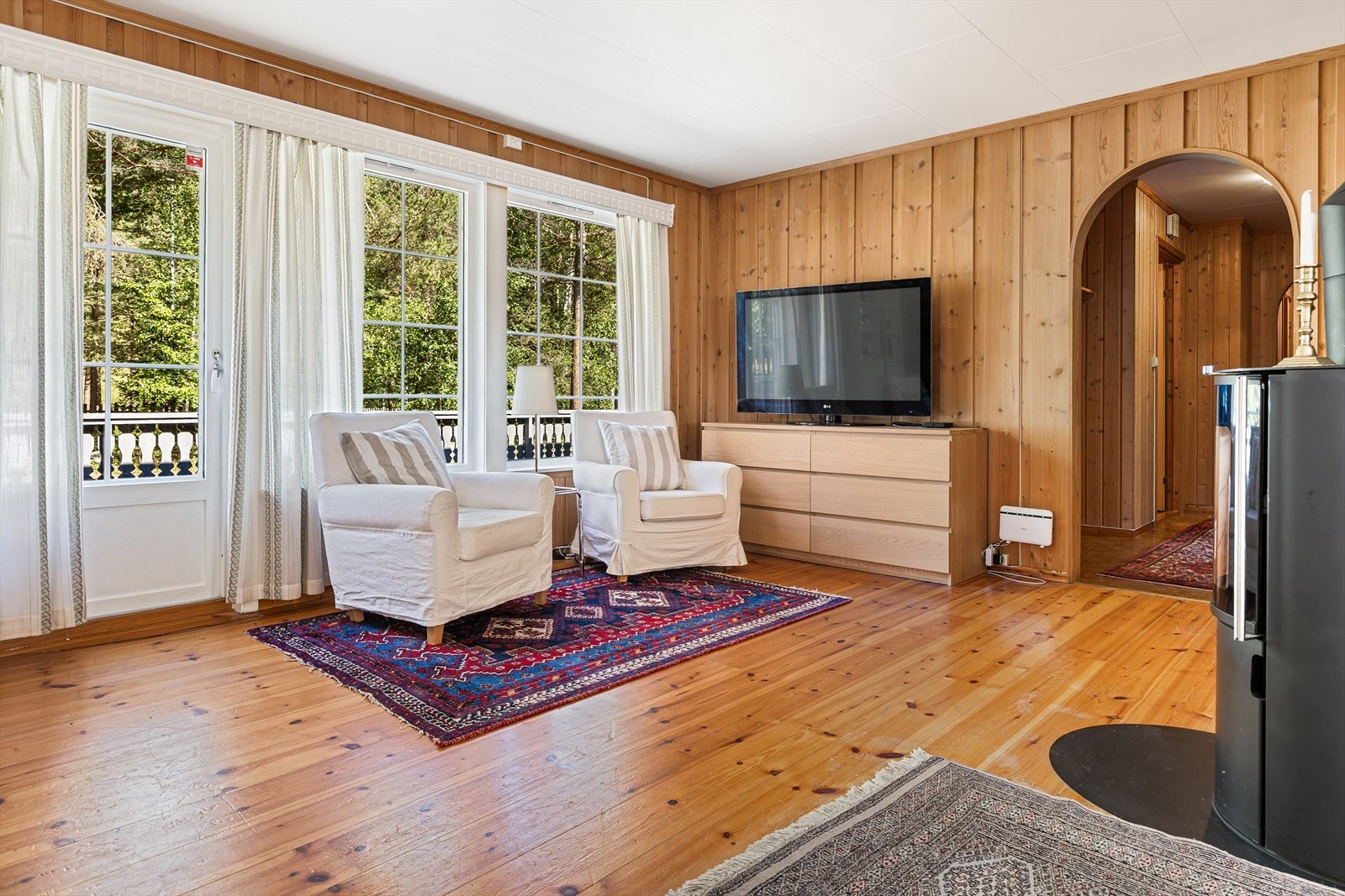 Store vindusflater som bidrar til naturlig belysning. Galleribilde