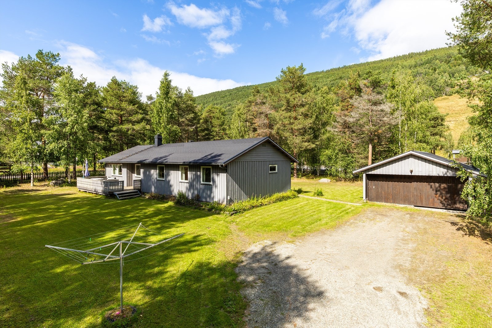 Eiendommen er bebygget med enebolig og garasje. Galleribilde