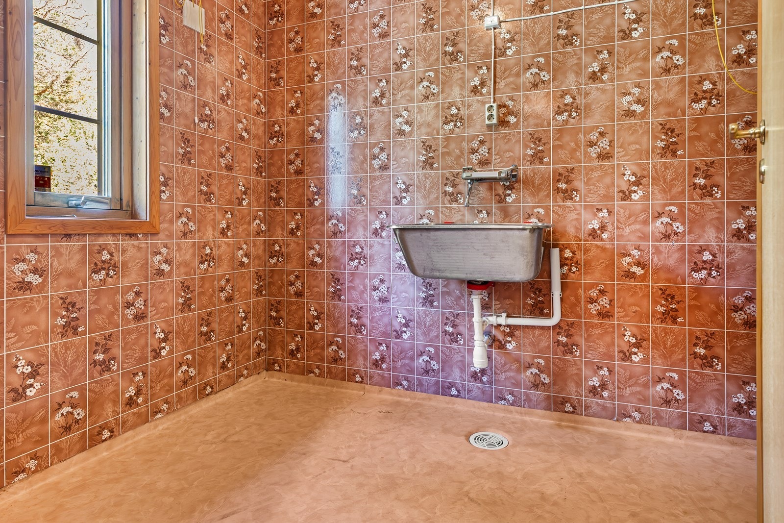 Vaskerommet har gulvbelegg med oppbrett, våtromstapet på vegger og plater i himling Galleribilde