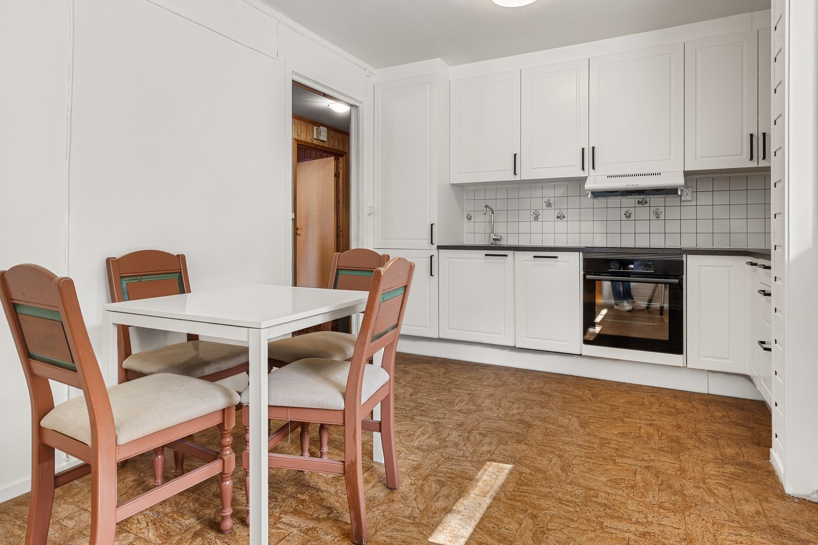 Lyst og innbydende kjøkken. Galleribilde