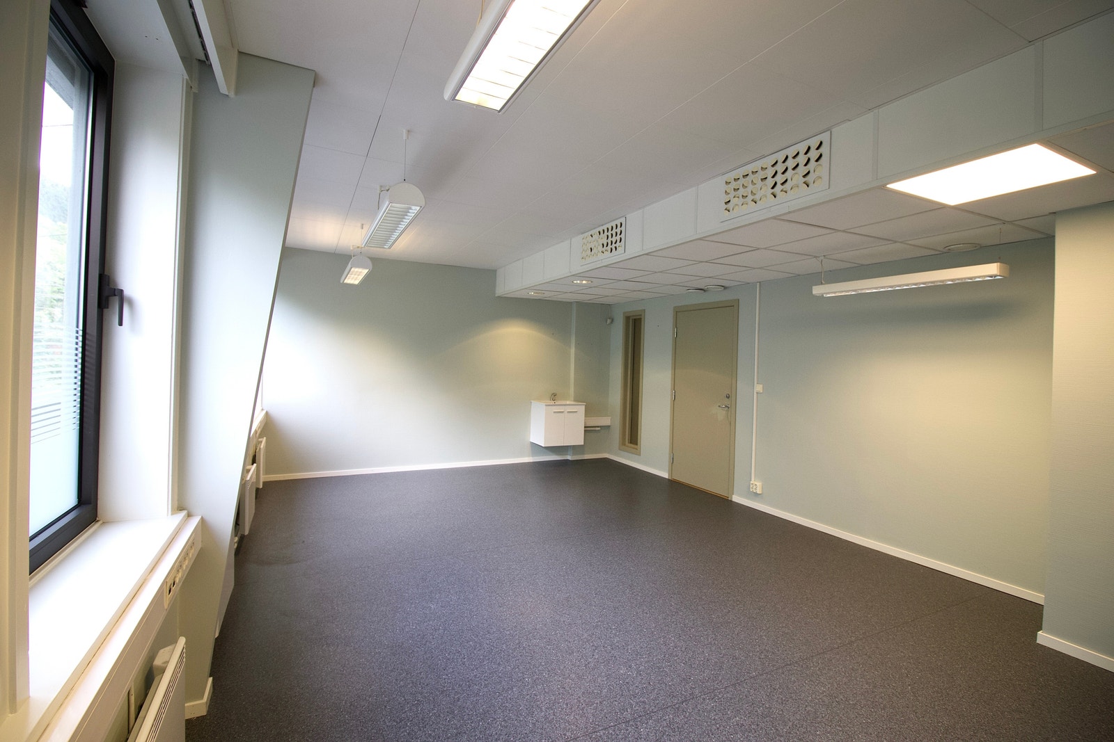 Ett av kontorene er utstyrt med vask Galleribilde