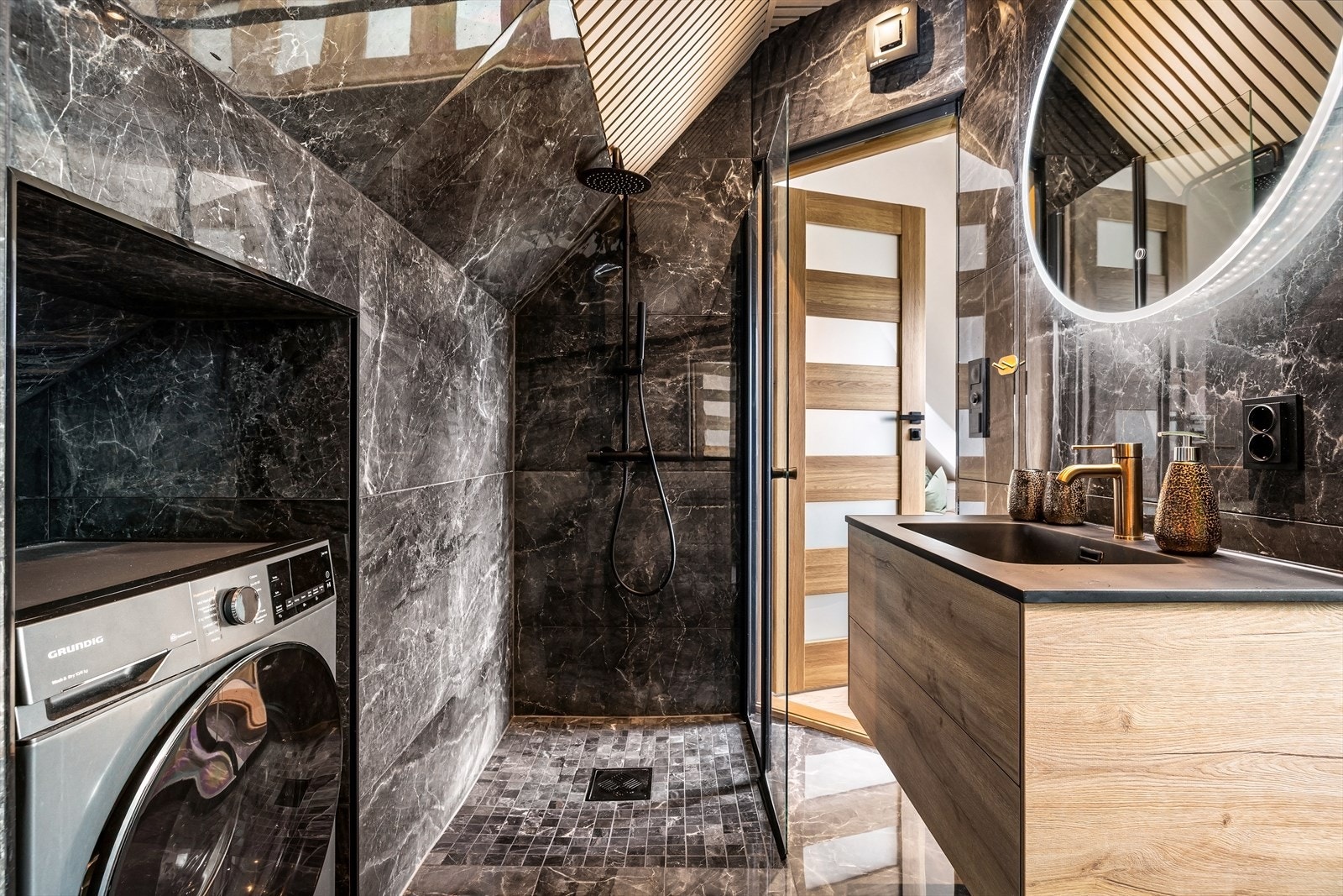 Praktisk løsning med plass til vaskemaskin i egen nisje. Galleribilde