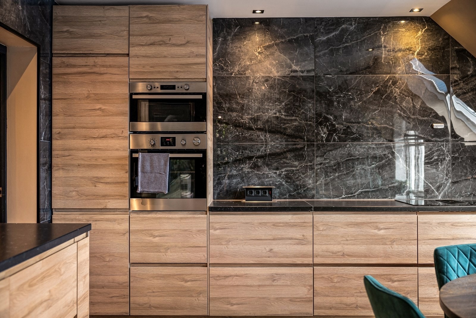 Moderne kjøkken med integrert stekeovn, platetopp, oppvaskmaskin og kombiskap. Galleribilde