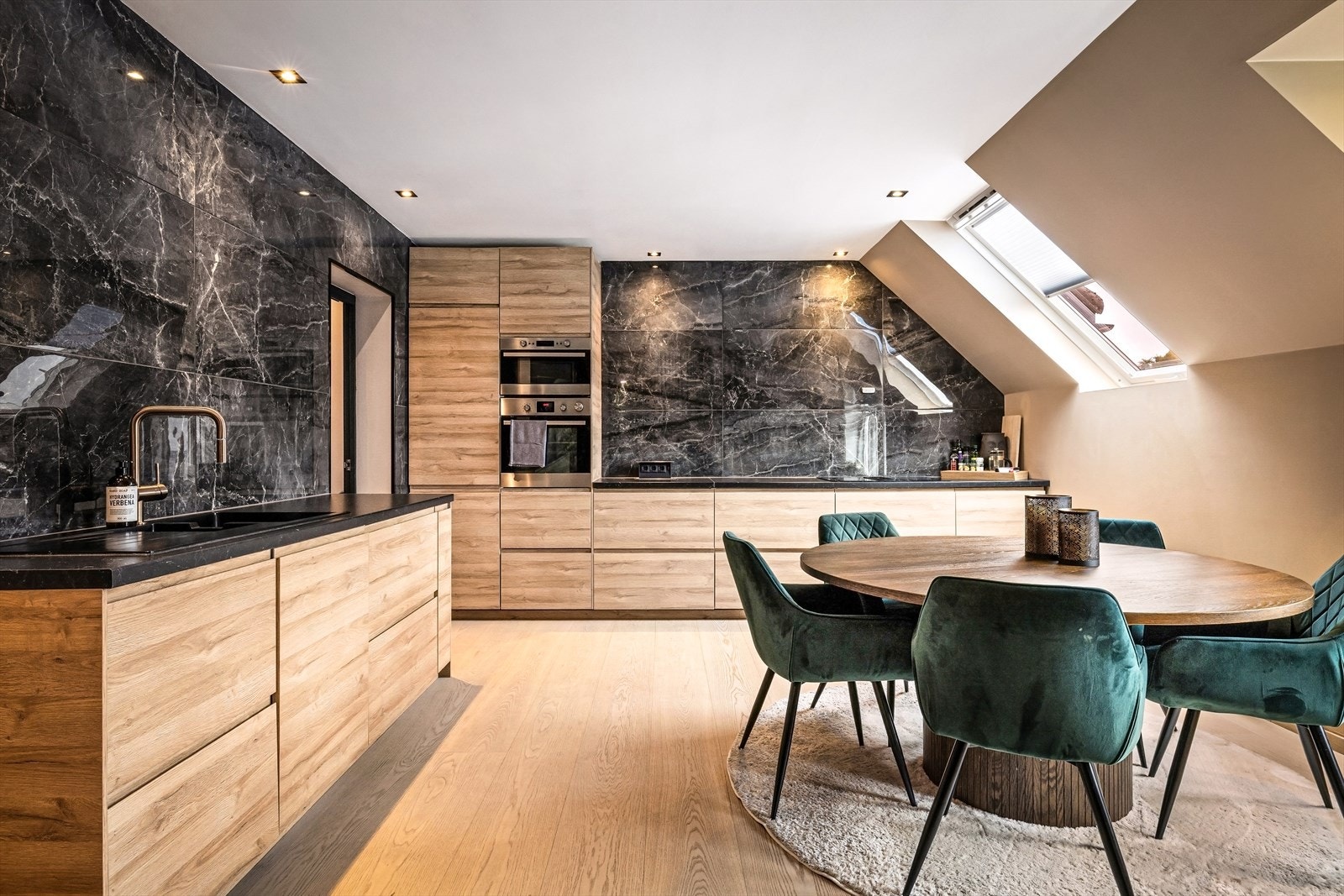 Leiligheten er betydelig oppgradert i 2023 med påkostede materialvalg, moderne kjøkken, oppgraderte våtrom, nye gulv og overflater. Resultatet er en attraktiv bolig med tidsriktig standard, samtidig som byggets særpreg er bevart. Galleribilde