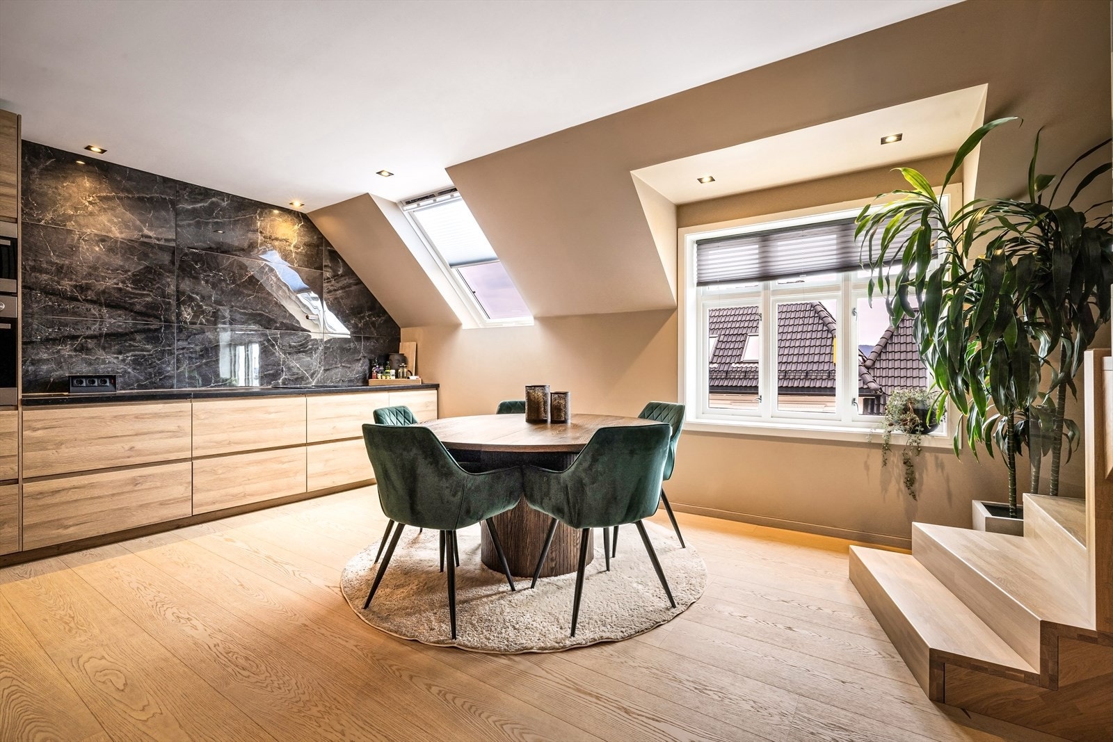 Åpen stue- og kjøkkenløsning med god takhøyde og store vindusflater. Galleribilde