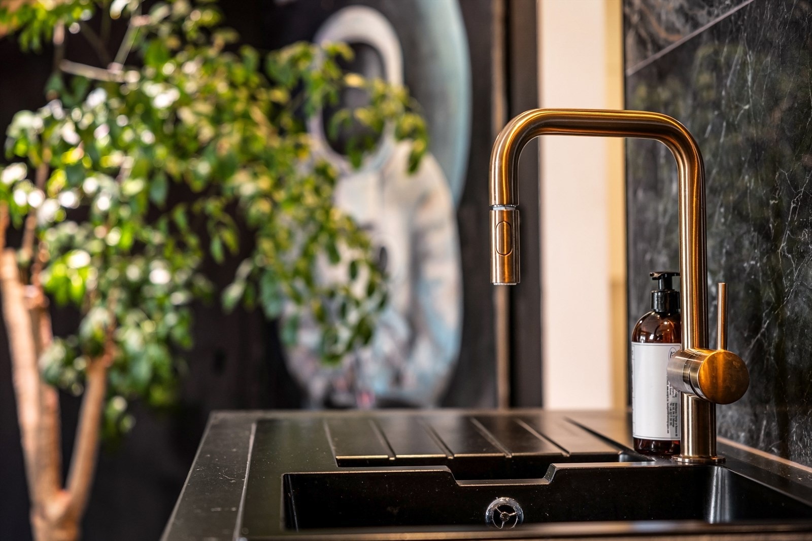 Stilrent uttrykk med gjennomførte detaljer og helhetlige materialvalg. Galleribilde