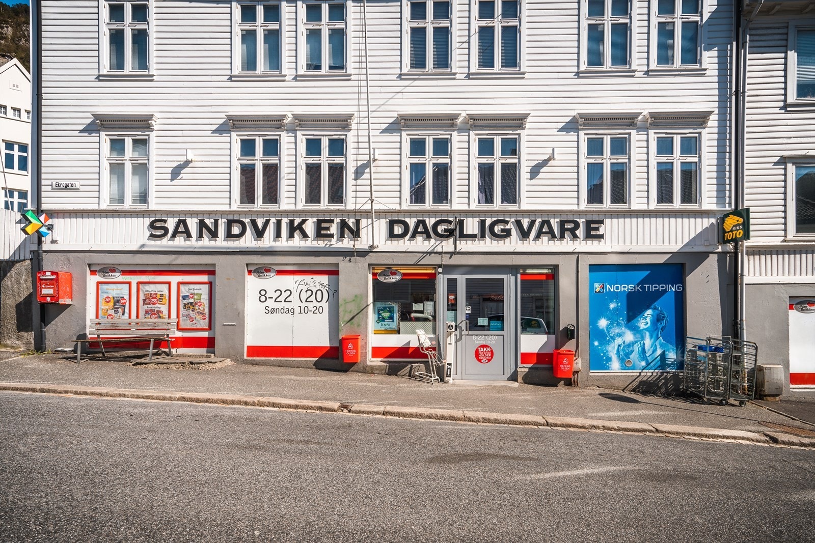 Like ved boligen finner Sandviken Dagligvare som også er søndagsåpen. Galleribilde