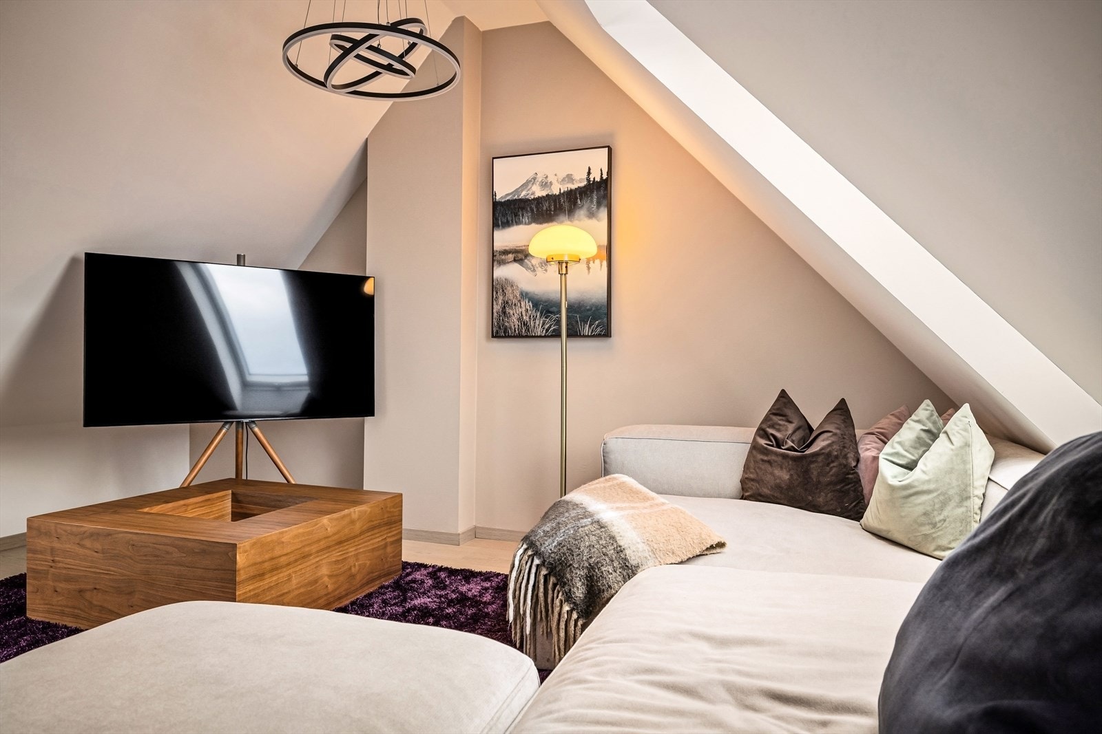 Lys loftstue på 13,1 m² med skråtak og koselig atmosfære. Perfekt som ekstra oppholdsrom. Galleribilde