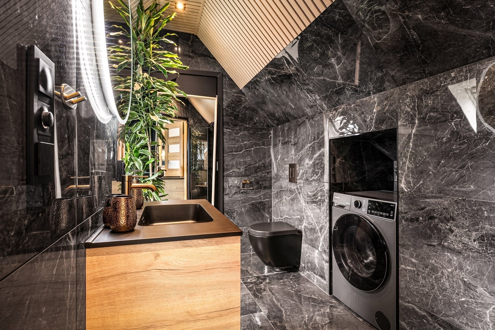 Bad på 6,2 m², oppgradert i 2023 med moderne innredning, vaskemaskinopplegg og påkostede materialvalg. Galleribilde