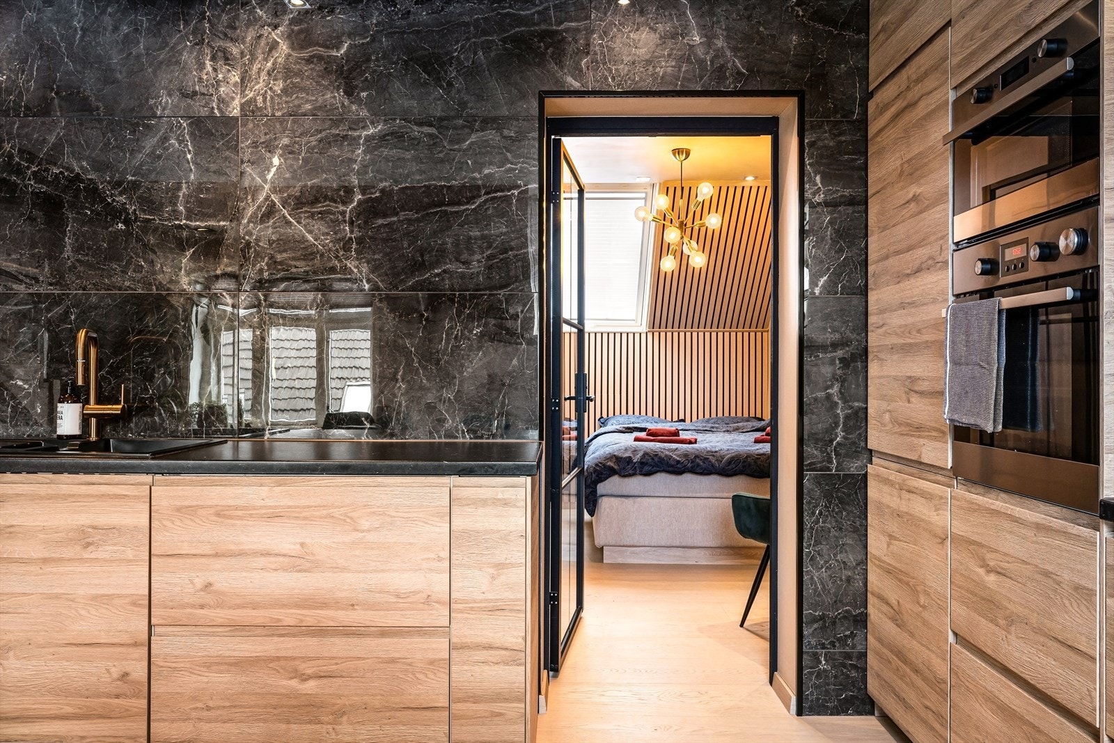 Stilrent uttrykk med gjennomførte detaljer og helhetlige materialvalg. Galleribilde