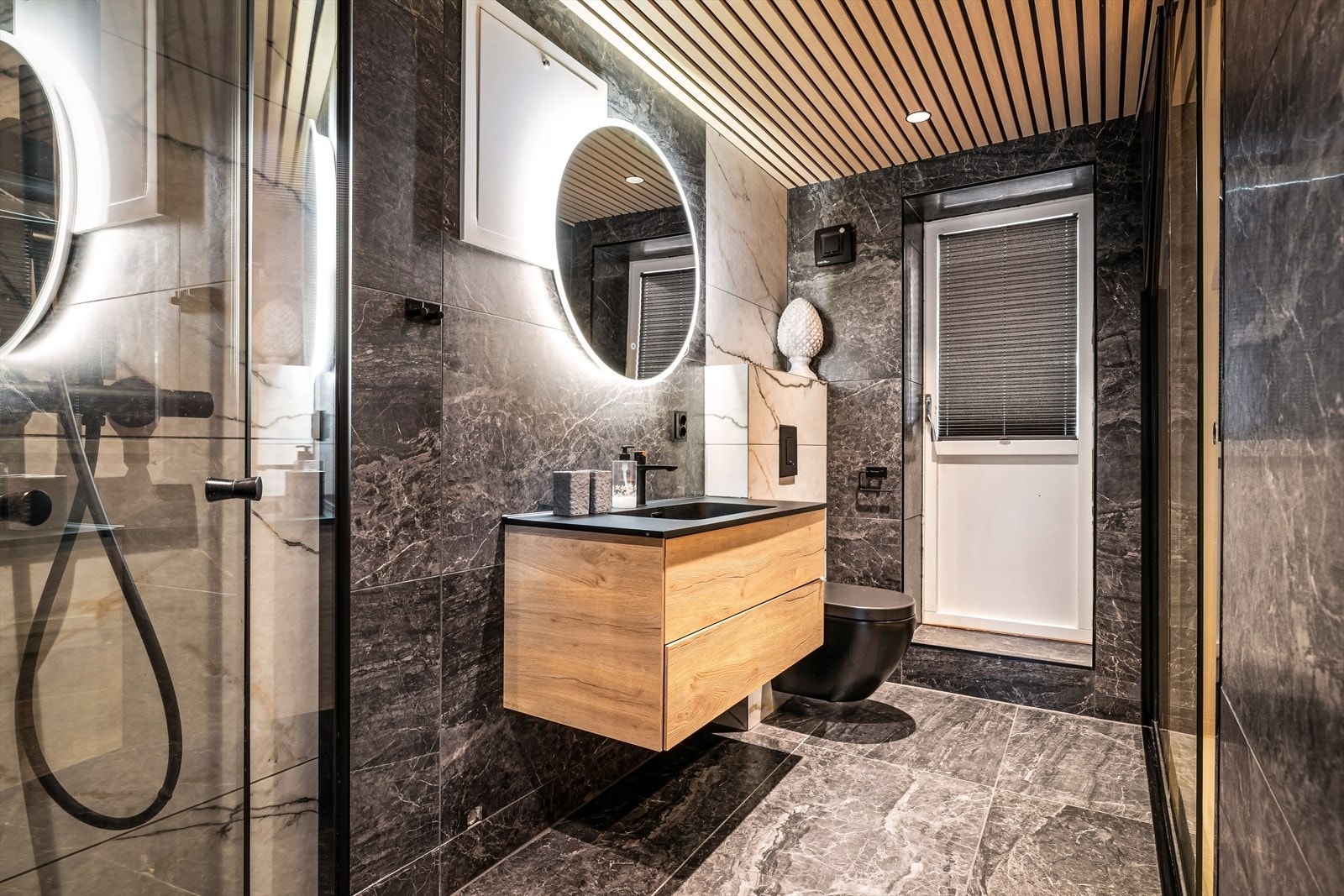 Badet ble oppgradert i 2023 med påkostede materialvalg, moderne innredning og vegghengt toalett. Galleribilde