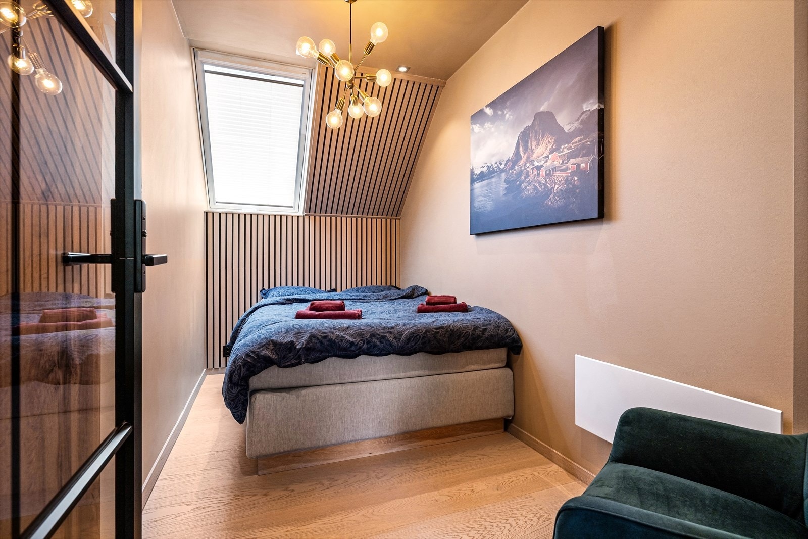 Lyst soverom med skråtak, vindu og gjennomførte detaljer som spilevegg. Rommet ble oppgradert i 2023 med nye overflater. Galleribilde