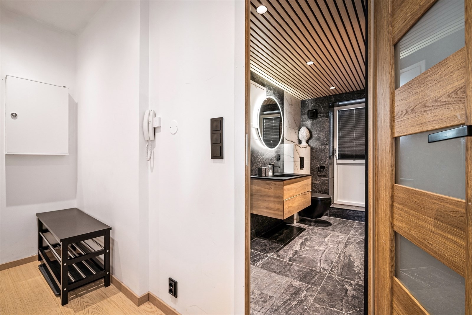 Praktisk gang med adkomst til både bad og soverom. Galleribilde