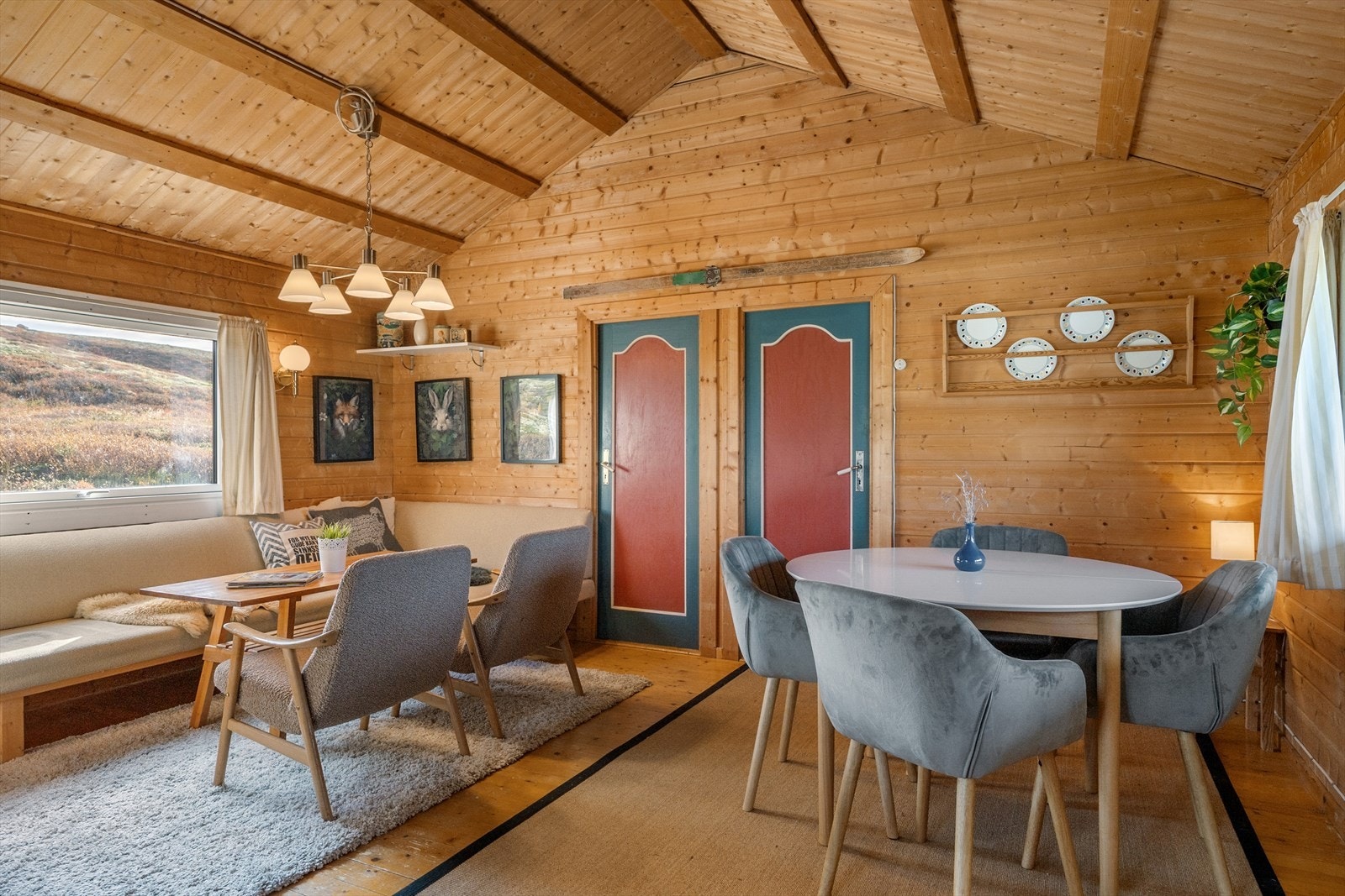 Hyggelig stue med god takhøyde. Galleribilde