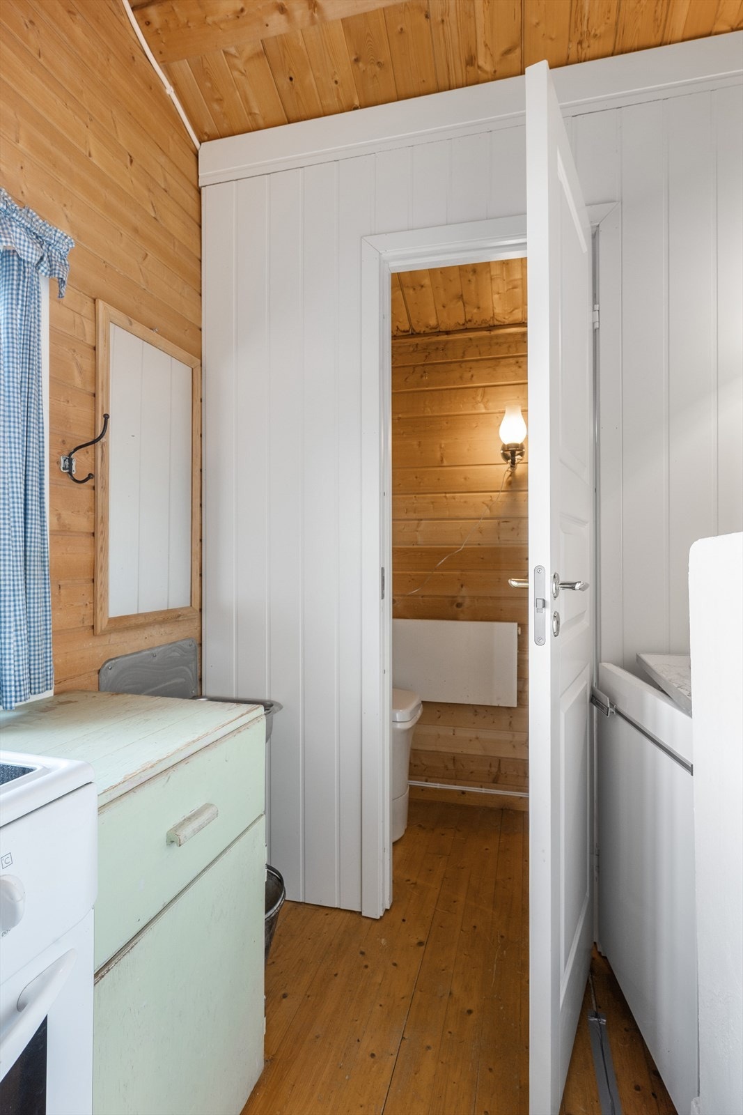 Toalettrom innenfor kjøkkenet. Galleribilde