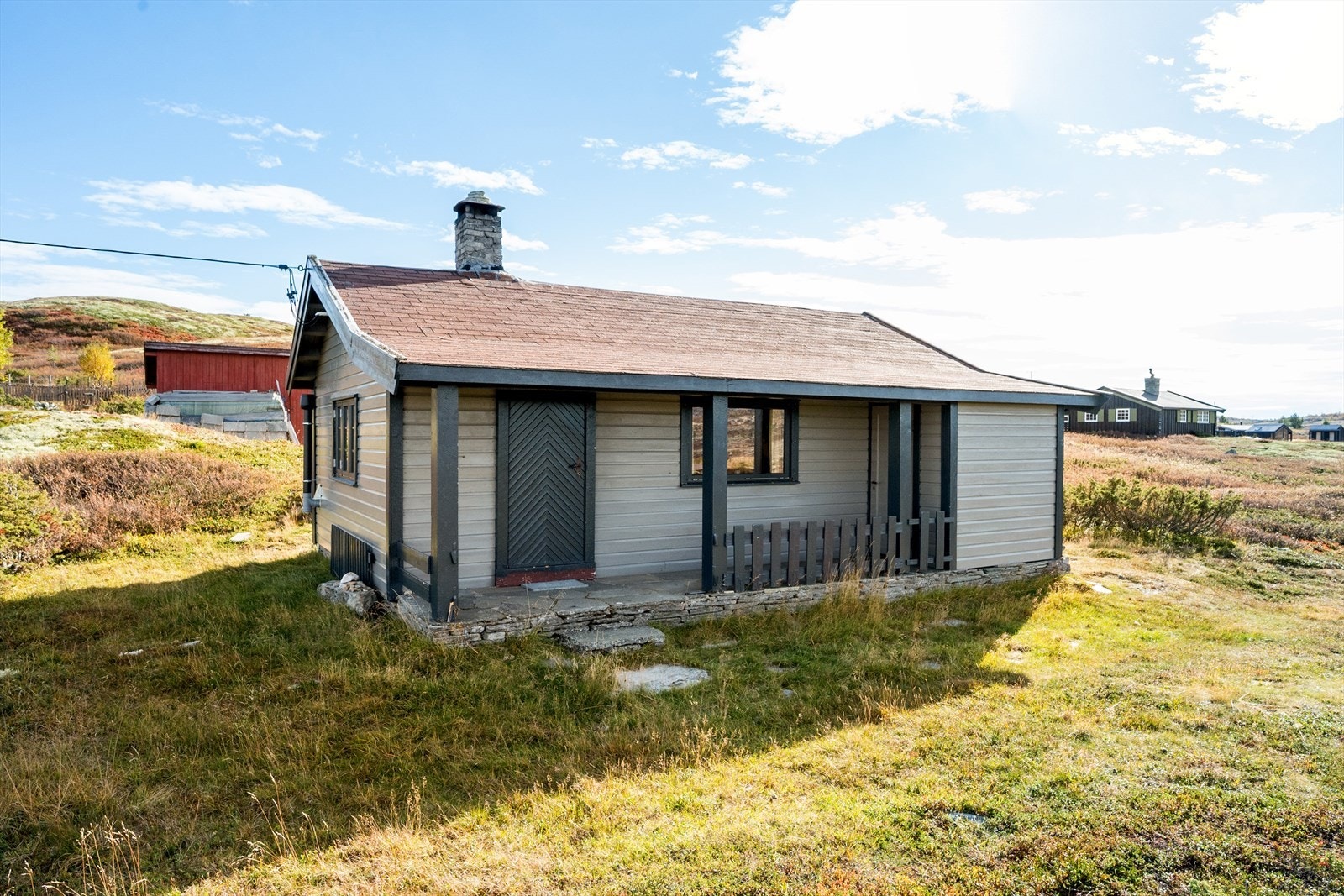 Inngangsparti med utvendig bod til høyre. Galleribilde