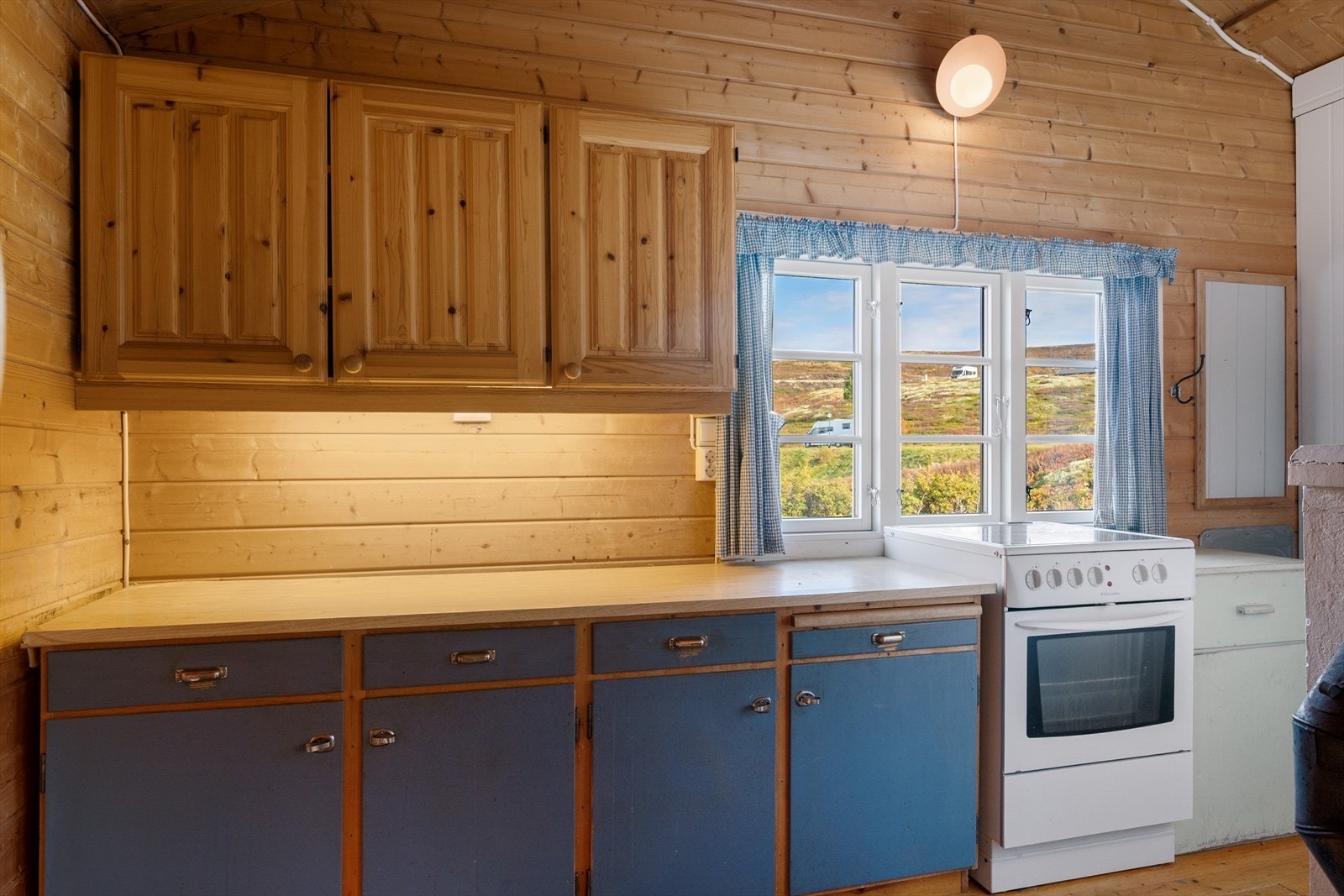 Kjøkkenet har god arbeidsflate og godt med skapplass. Galleribilde