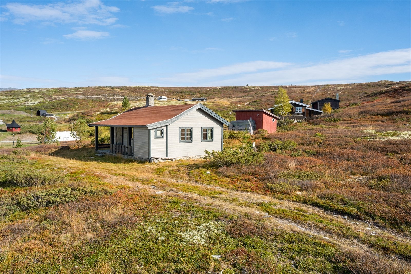 Eiendommen er bebygget med hytte og uthus. Galleribilde