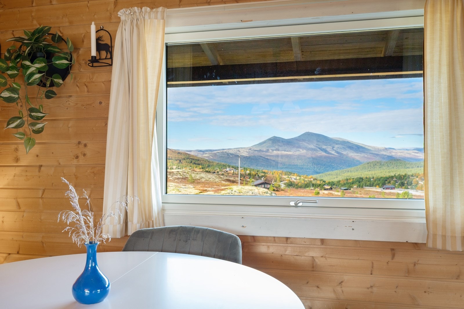 Her kan man nyte måltider med fantastisk utsikt. Galleribilde