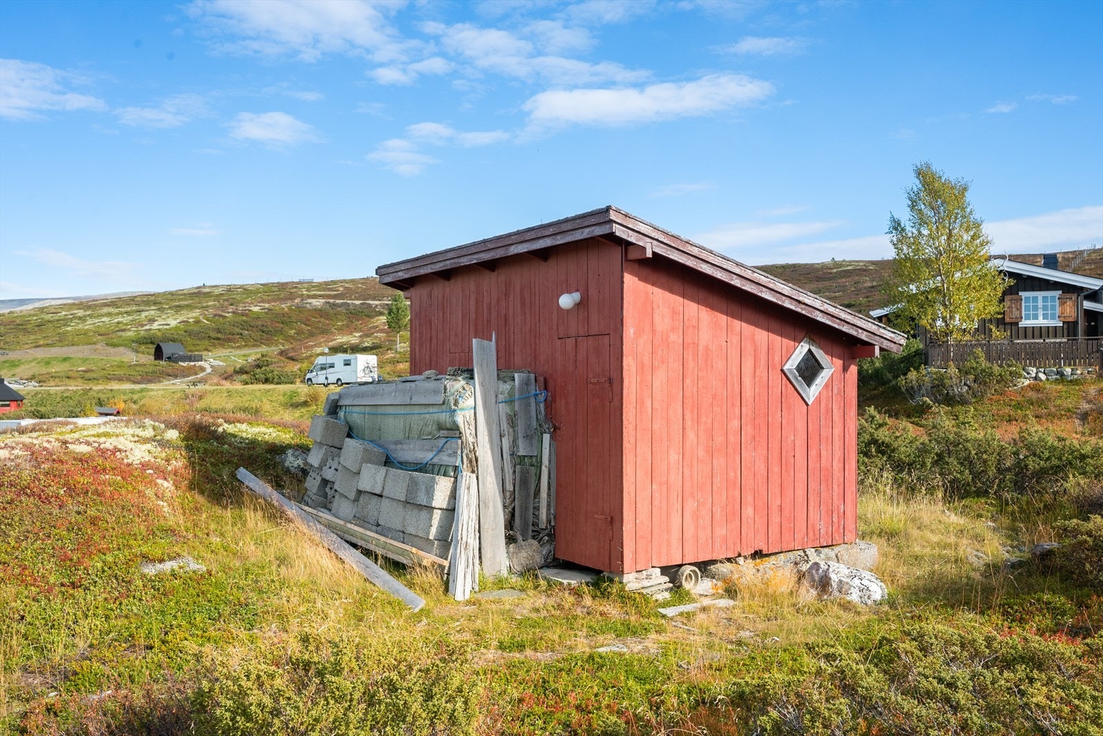 Frittliggende uthus. Galleribilde