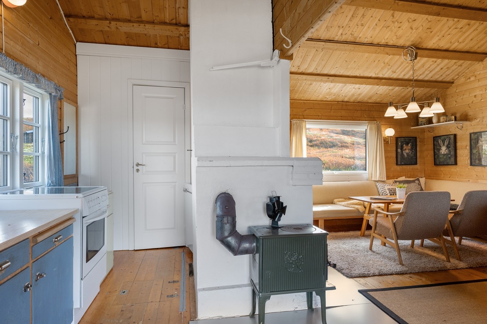 Peisovn skiller stue og kjøkken. Galleribilde