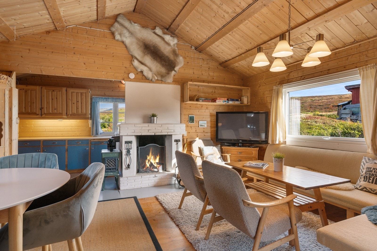 Koselig med fyr på peisen etter en lang dag ute i fjellet. Galleribilde