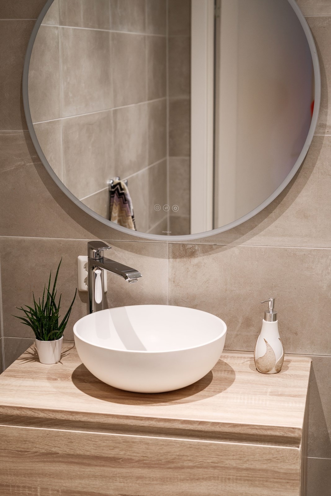 Speilet har integrert belysning og servantbolle på benk bidrar til den gode følelsen. Galleribilde