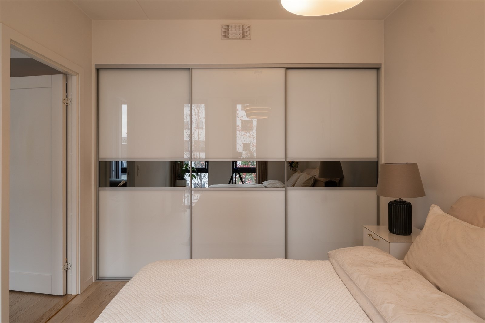 Hovedsoverommet har rikelig med oppbevaringsplass i den store skyvedørsgarderoben. Galleribilde