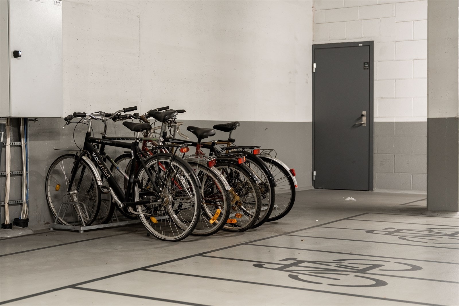 Felles sykkelparkering i låst kjeller. Galleribilde