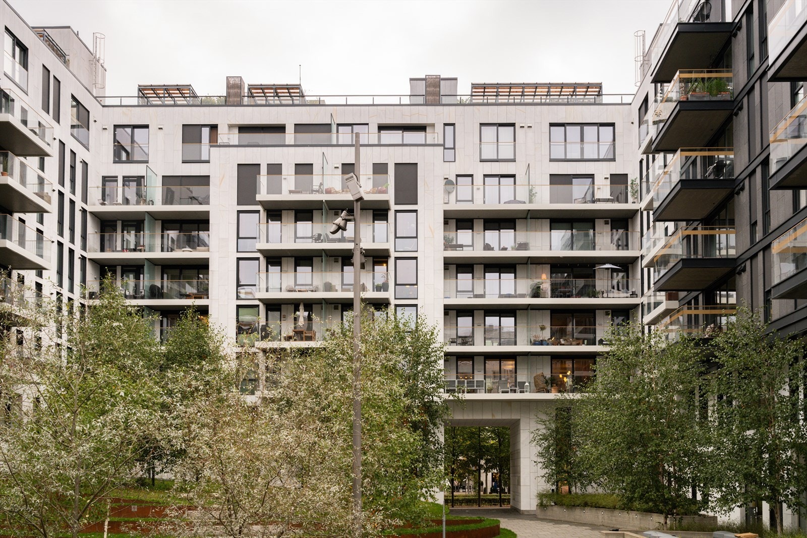 Sameiet har et pent atrium med opparbeidete grøntareal. Om vinteren ryddes snøen unna for å gjøre livet lettere for beboerne. Galleribilde