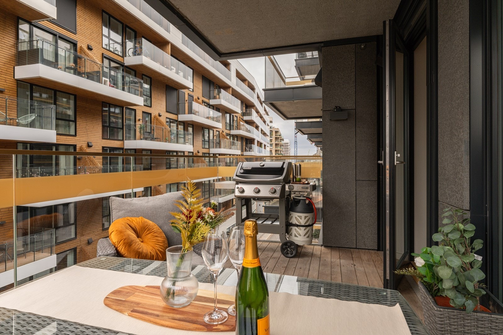 Balkongen lar seg enkelt innredes med stor sittegruppe og grill (gass eller elektrisk). Galleribilde