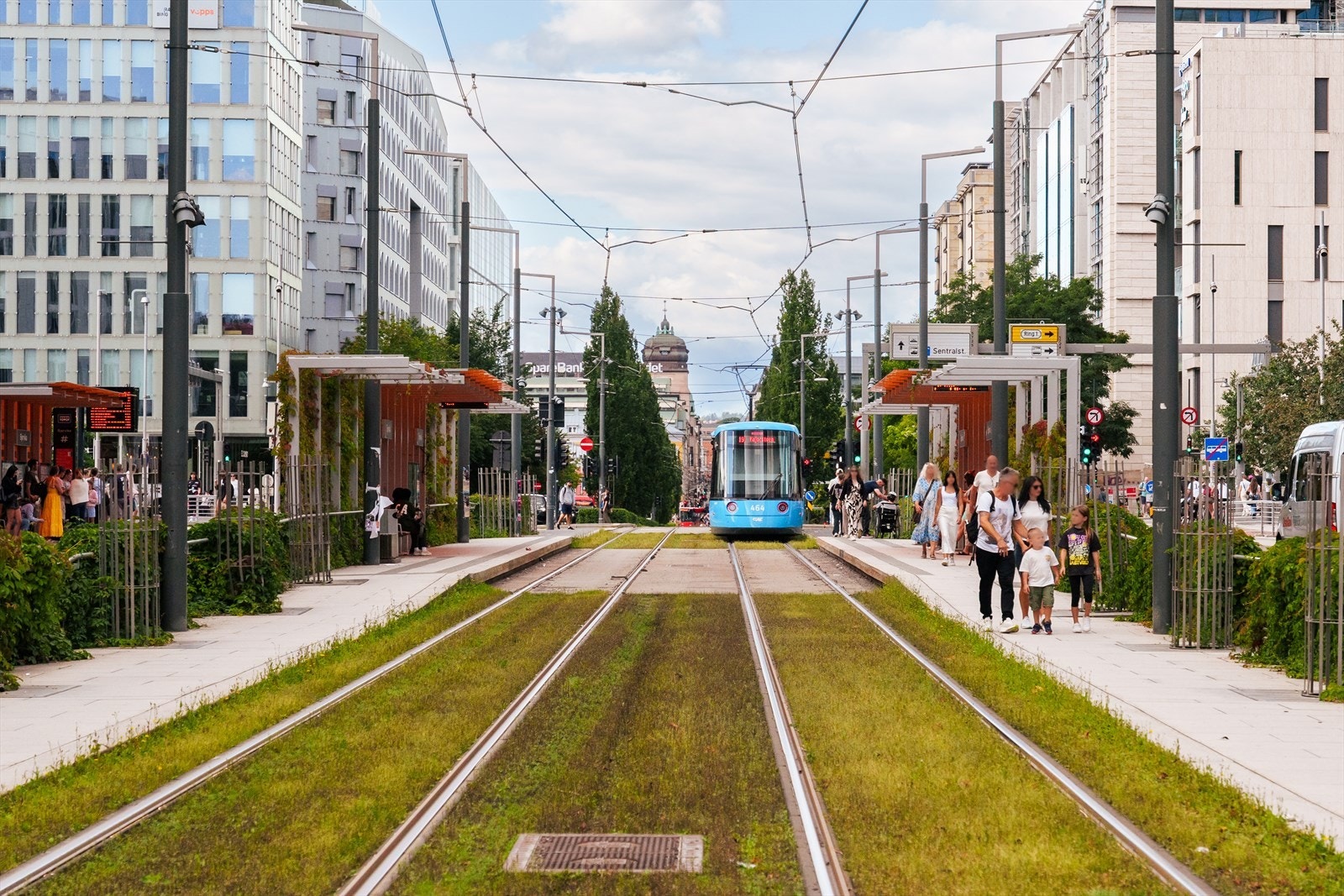 Fra leiligheten er det kort vei til et bredt utvalg med kollektivlinjer, like ved er det både trikk- og bussholdeplass. Det er også få minutters gange til Oslo-s. Galleribilde