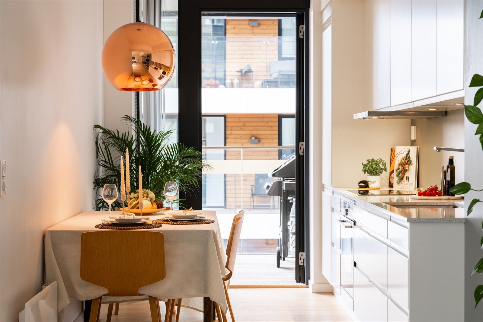 Kjøkkenet ligger i åpen løsning mot stuen, men er gjemt nok så man slipper å se på kjøkkenbenken fra sofaen. Galleribilde