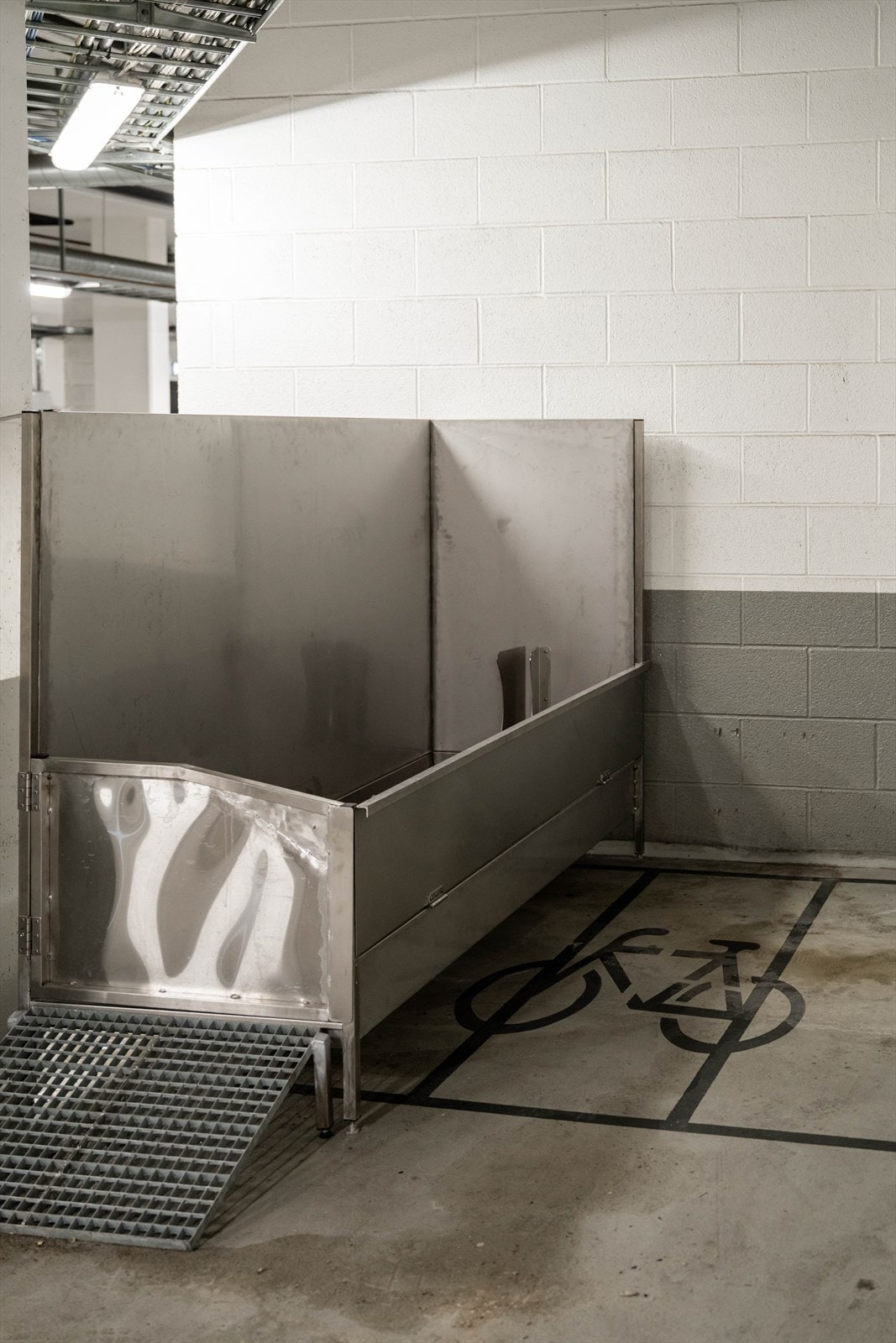 Ved sykkelparkeringen finnes felles sykkeldusj. Galleribilde